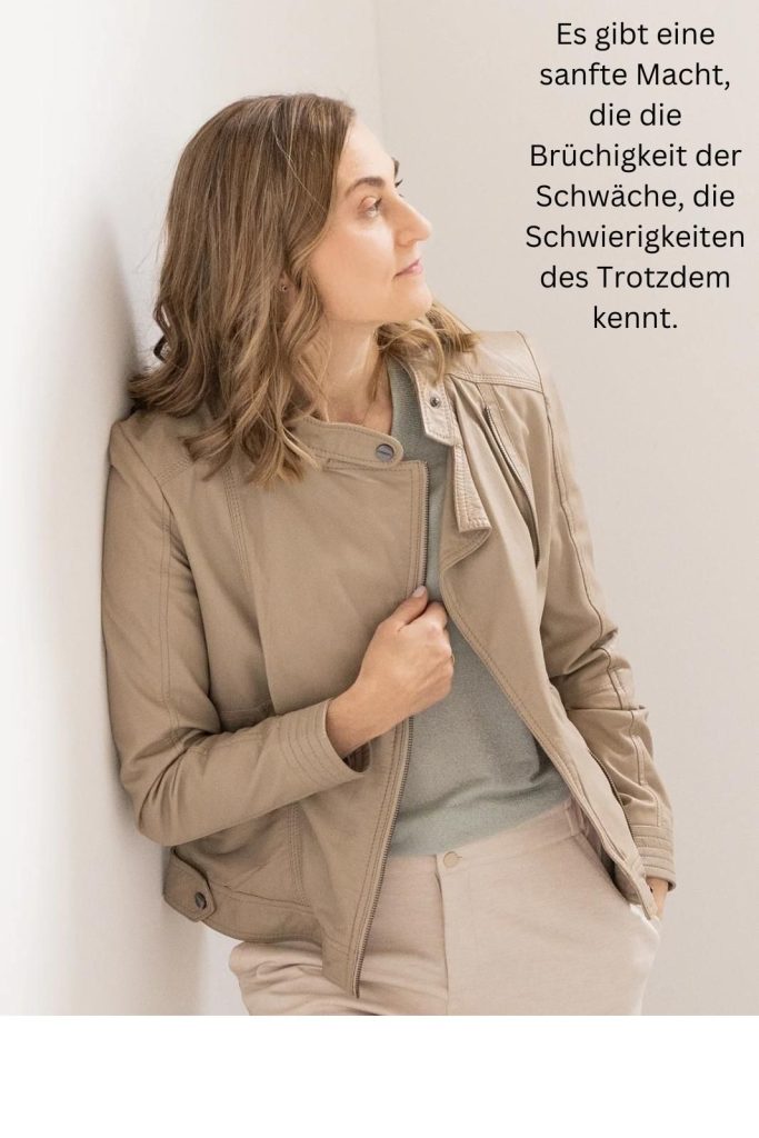 Patricia Myriam blickt ruhig in die Ferne – Symbol für innere Stärke in Lebenskrisen