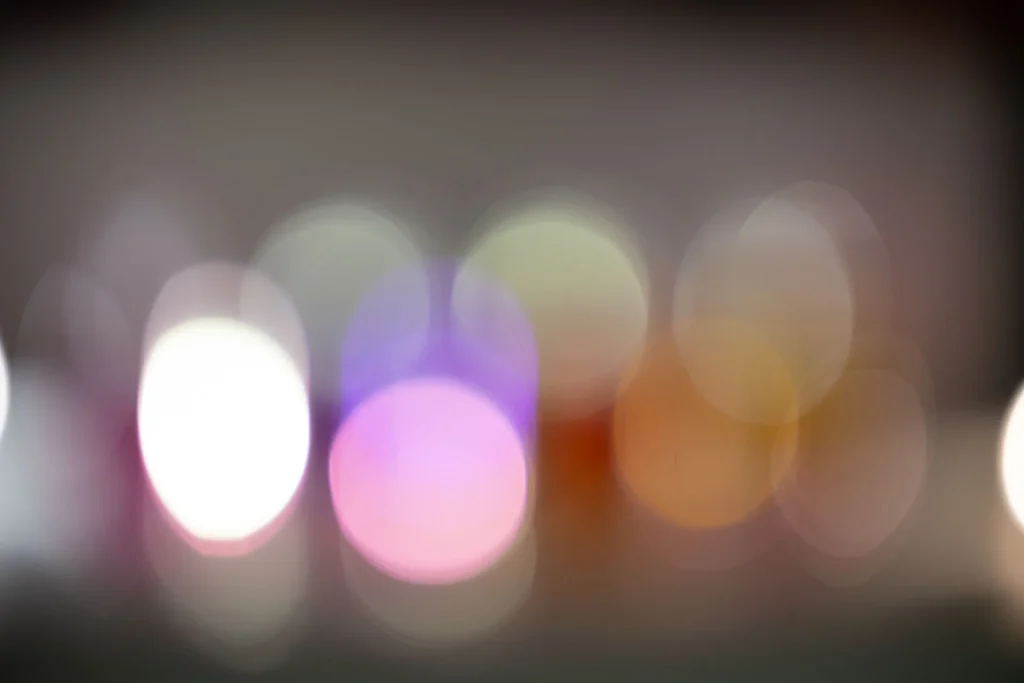 Farbiges Bokeh-Licht als Symbol für Werte, Erkenntnis und bewusstes Denken im Coachingprozess