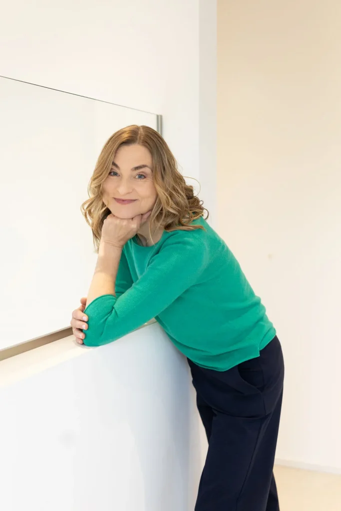 Patricia Myriam in entspannter Haltung – humorvoll, lebendig, bereit für Veränderung