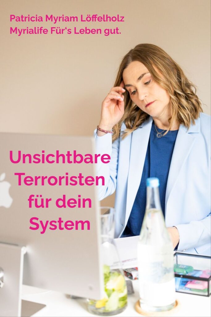 Autorin sitzt nachdenklich vor dem Computer, neben einer Karaffe und einer Flasche Wasser – Symbol für Störungen im feinen Energiesystem durch digitale Reizflut.