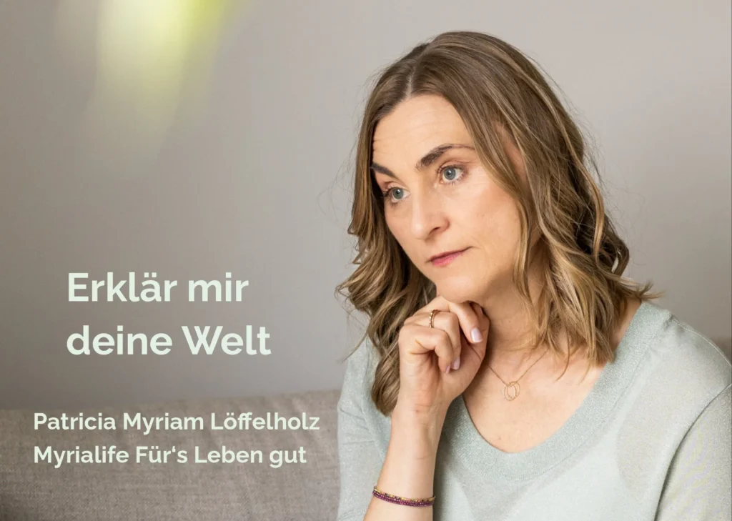 Zuhören, Nachfragen – Patricia Myriam Löffelholz nachdenklich, wahrnehmend, mit Haltung des Verstehen-Wollens