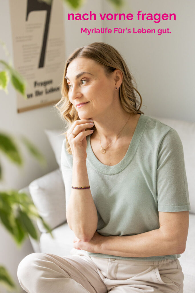 Portrait einer nachdenklich sinnierenden Frau – Symboldbild für aushalten von Leere und nach vorne fragen