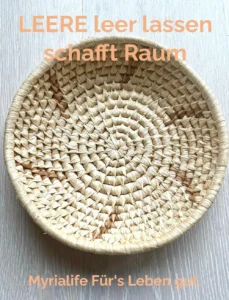 Bild eines flachen, leeren Korbes als Illustration für Leere, die Raum schafft.