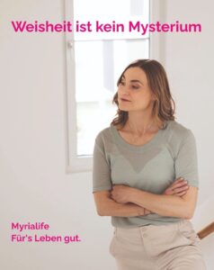 Frau mit nachdenklichem Blick auf Treppe – sich Gedanken machend zum Thema Weisheit