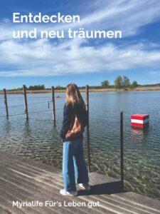 Frau am Seeufer, entdecken und neu träumen des eigenen Lebensweges.