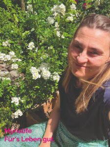 Beitragsbild zu Wachstum für deinen inneren Garten, Frau im Garten vor Rose.