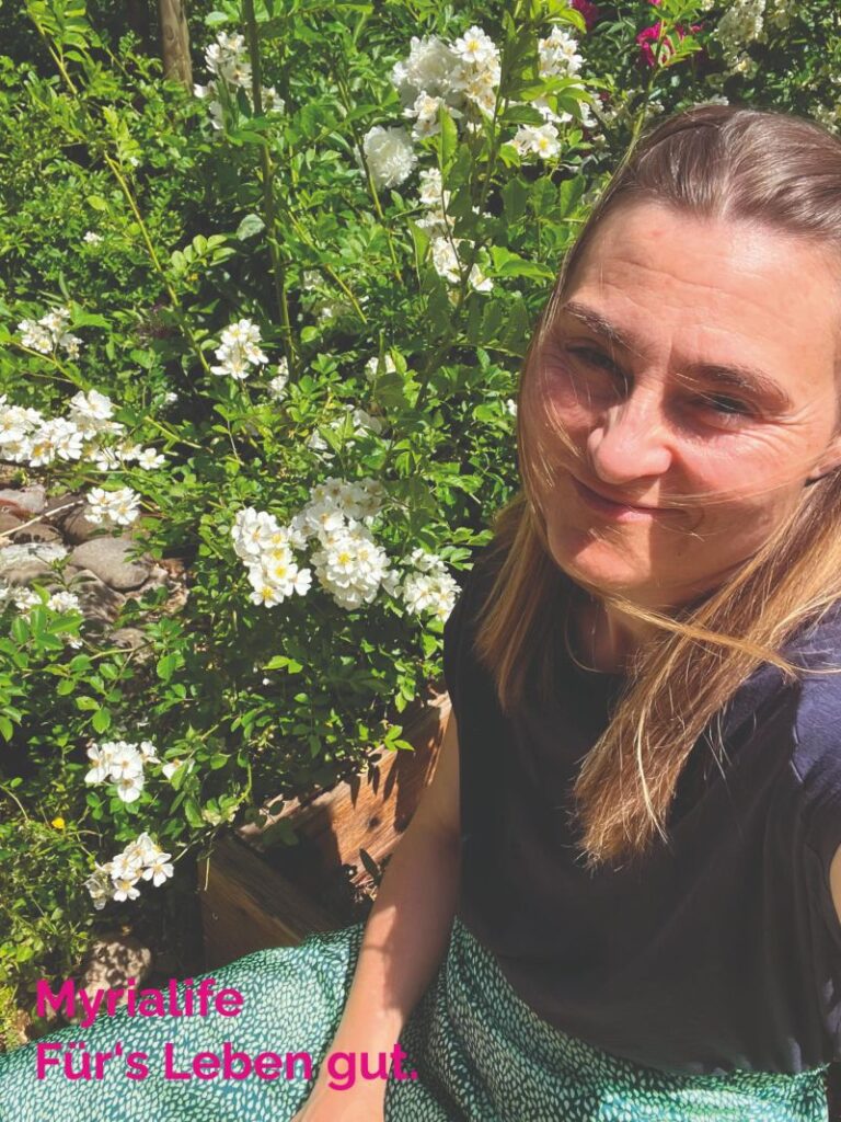 Beitragsbild zu Wachstum für deinen inneren Garten, Frau im Garten vor Rose.