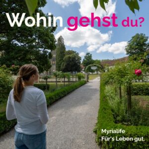 Frau am Anfang eines Weges, als Symolbild für die Frage Wohin gehst du?