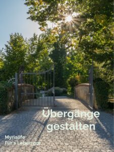 Weg, offenes Tor und Sonnenstern als Symbol für Übergänge gestalten.